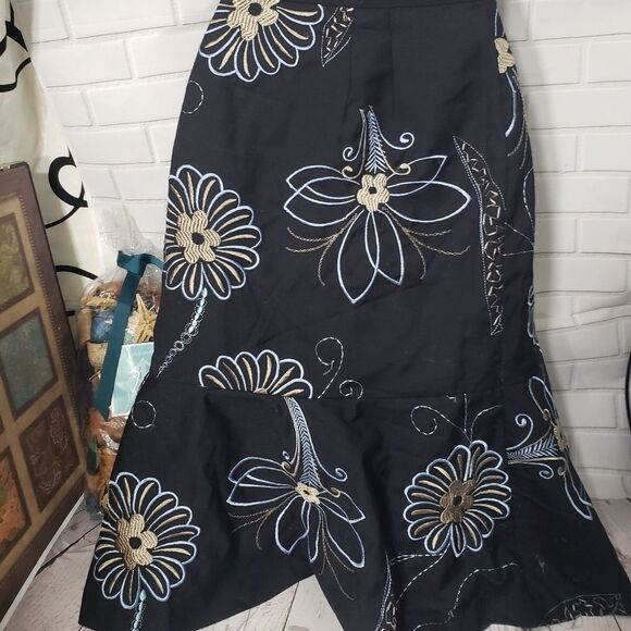 Ann Taylor Loft embroidered skirt size 4/6. - Picture 7 of 9